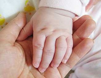 残忍!8个月女婴被姥姥剁掉双手 社会的悲哀