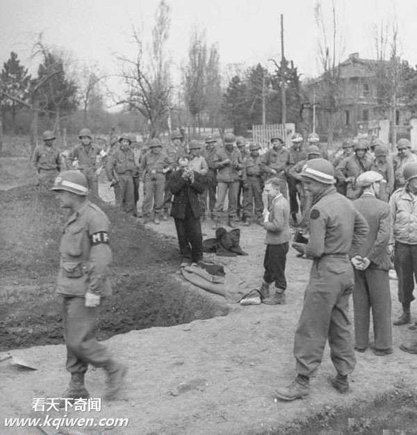 再现纳粹集中营惨状:美军解放后掩埋尸体(组图)