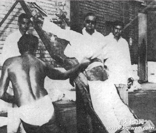 实拍各国古代脱裤子打屁股的笞刑现场 最没尊严的刑罚(组图20P)